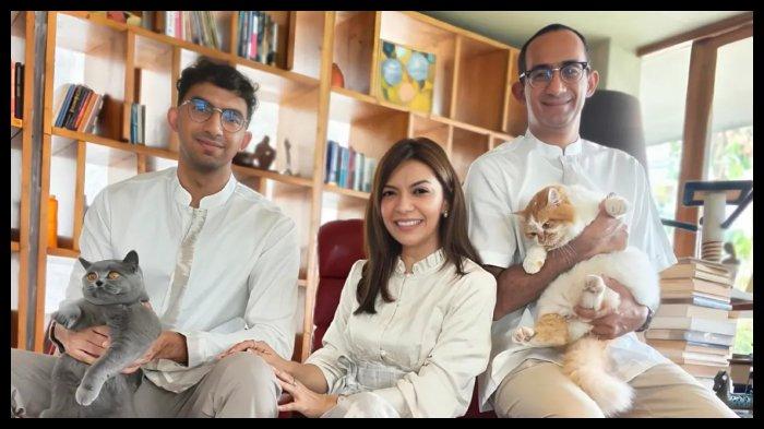 Potret jurnalis senior Najwa Shihab bersama putranya, Izzat Assegaf (kiri), dan sang suami, Ibrahim Sjarief Assegaf (kanan), Foto diunggah di akun Instagram @najwashihab pada 1 April 2025.