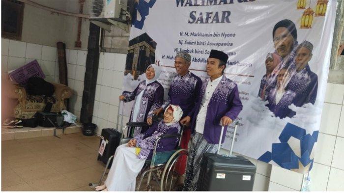 JEMAAH HAJI TERTUA - Nenek Sumbuk, jemaah haji asal Embarkasi Jakarta-Bekasi (JKS) kloter 33 menjadi calon jemaah haji tertua di Indonesia tahun 2025. Dia akan berangkat ke Tanah Suci, Sabtu (17/5/2025), menandai dimulainya fase pemberangkatan jemaah haji Indonesia gelombang kedua ke Tanah Suci dari Embarkasi Jakarta – Bekasi. (MCH 2025)