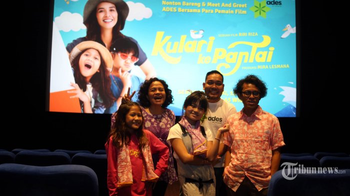 FILM ANAK - Produser film Kulari ke Pantai Mira Lesmana (dua kiri), sutradara Riri Riza (kanan), dan pemain utama Maisha Kanna (kiri) dan Lil'li Latisha (tengah) berfoto bersama dalam acara nonton bareng film Kulari ke Pantai di Jakarta (12/7/2018). 