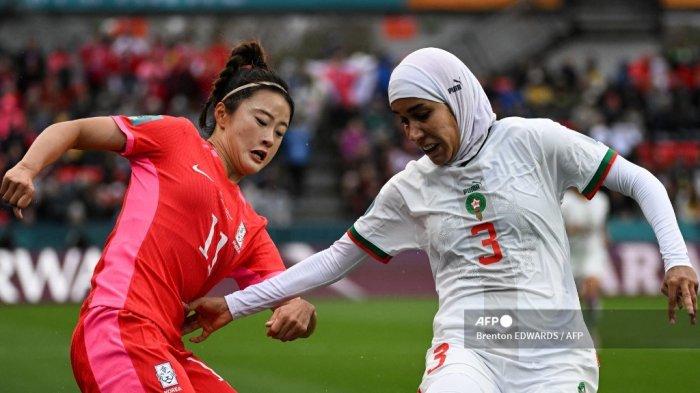 Penyerang Korea Selatan #11 Choe Yu-Ri (Kiri) dan bek Maroko #03 Nouhaila Benzina memperebutkan bola selama pertandingan sepak bola Grup H Piala Dunia Wanita Australia dan Selandia Baru 2023 antara Korea Selatan dan Maroko di Stadion Hindmarsh di Adelaide pada 30 Juli , 2023.
Brenton EDWARDS / AFP