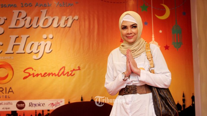 Selebritis Nova Soraya saat menghadiri acara buka puasa bersama 100 anak yatim di ORIA Ballroom Hotel, Jakarta Pusat, Minggu (19/6/2016).  Tribunnews/Jeprima