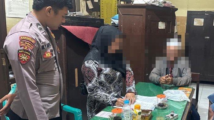 DIGEREBEK SELINGKUH -  HS (Kerudung hitam) dan JD (Kopyah putih) saat difasilitasi di Polsek Besuk, Sabtu (7/6/2025). Keduanya digerebek oleh suami siri HS di salah satu rumah warga di Kecamatan Besuk, Kabupaten Probolinggo.