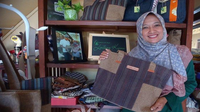 Owner Lintang Kejora, Rina Sulistyaningsih menunjukkan produk kerajinan dari kain jumputan atau kain perca