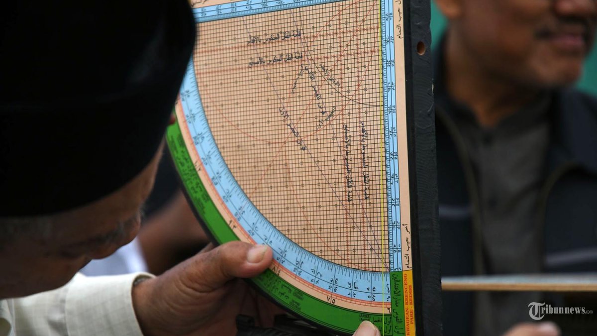 PEMANTAUAN HILAL - Perwakilan PCNU Kota Surabaya KH Masduki Ahyat (baju putih) memimpin pemantauan 'Hilal' di Masjid Al Mabrur Jl Nambangan Perak Surabaya, Minggu (10/3/2024). Data dari Pengurus Wilayah Nahdlatul Ulama Jawa Timur, kegiatan 'Rukyatul Hilal' awal Ramadhan 1445 Hijriah di 31 titik lokasi rukyat di Jawa Timur pada hari Ahad, 29 Sya'ban 1445 Hijriah/ 10 Maret 2024 Masehi yang dilaporkan oleh Pimpinan Wilayah Lembaga Falakiyah Nahdlatul Ulama (PW LFNU) Jatim bahwa 