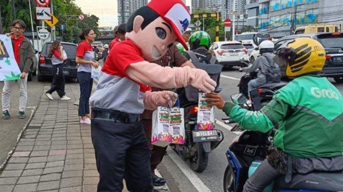 JONI bersama Ksatria dan Srikandi JNE melakukan bagi-bagi takjil di Jalan Tomang Raya nomor 6, Jakarta Barat.