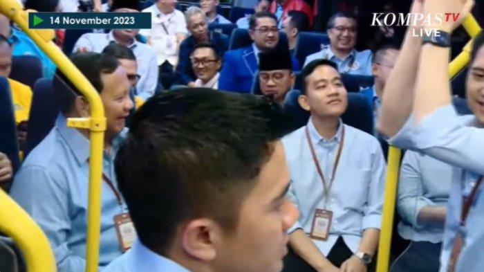 Pasangan capres dan cawapres, Prabowo dan Gibran saat menaiki bus listrik menuju KPU untuk menghadiri pengundian nomor urut Capres-cawapres 2024 ke kantor KPU, Menteng, Jakarta, Selasa (14/11/2023).  (Tribunnews.com/Chaerul Umam)