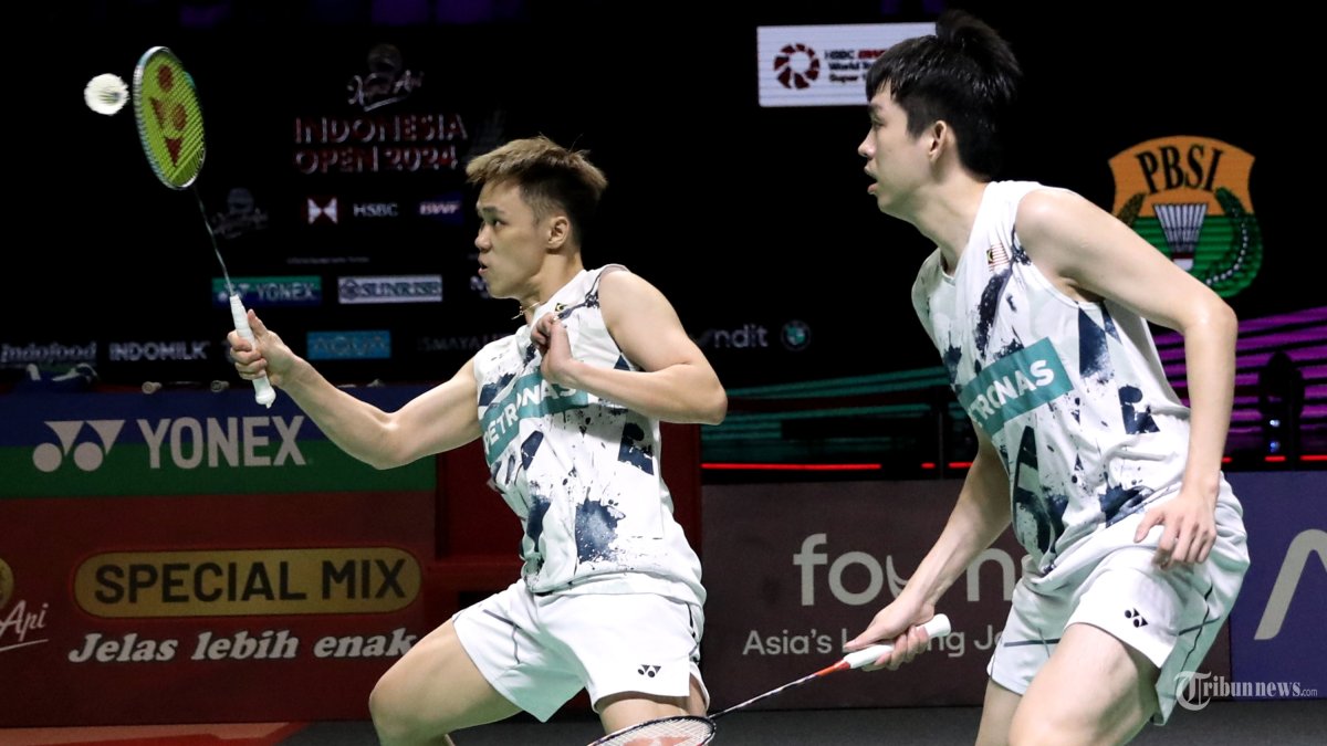 MAN/TEE - Pebulu tangkis ganda putra Malaysia Man Wei Chong dan Kai Wun Tee mengembalikan kok kearah pebulu tangkis ganda putra China Liang Wei Keng dan Wang Chang dalam babak final Kapal Api Indonesia Open 2024 di Istora Senayan, Jakarta, Minggu (9/6/2024). Pebulu tangkis ganda putra China Liamg Wei Keng dan Wang Chang berhasil menjuarai Kapal Api Indonesia Open 2024 setelah mengalahkan Man Wei Chong dan Kai Wun Tee dengan skor 19-21, 21-16 dan 21-12.?TRIBUNNEWS/IRWAN RISMAWAN