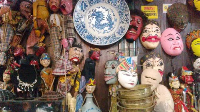 Aneka barang antik yang dijajakan di Pasar Triwindu di kota Solo (TRIBUNSOLO.COM/ LABIB ZAMANI)