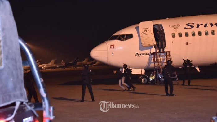 TRIBUNNEWS.COM, JAKARTA - Pasukan Satuan Penanggulangan Teror TNI dari Sat-81 Kopassus TNI AD, Denjaka TNI AL dan Satbravo 90 Kopasgat TNI AU, kembali berhasil melumpuhkan dan menggagalkan aksi 15 Teroris kelompok Manequin yang melakukan pembajakan pesawat Sriwijaya Air di Bandara Internasional Soekarno-Hatta, Selasa malam (21/6/2022).        Komandan Koopssus TNI Mayjen TNI Joko P. Putranto, M.Sc., yang menyaksikan langsung Latihan Satgultor TNI Tahun 2022 menyampaikan bahwa peristiwa yang terjadi di Bandara Soetta merupakan skenario latihan Komando Operasi Khusus (Koopssus) TNI Semester I TA 2022 dalam rangka mendukung tugas pokok TNI. 