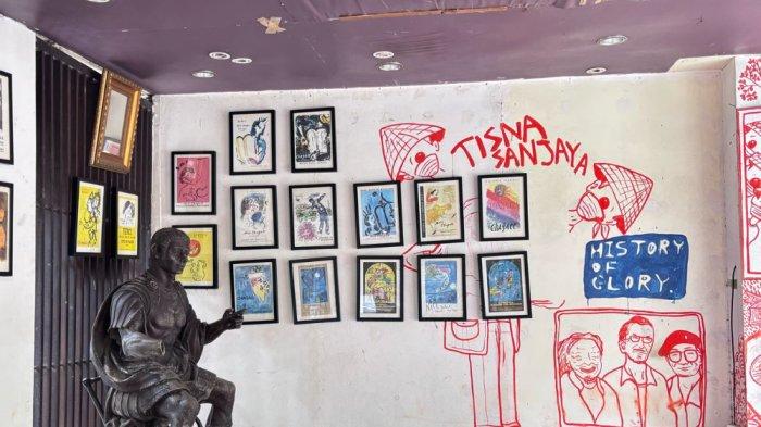 KARYA SENI - Patung dan sejumlah lukisan tampak tidak terurus di Pasar Seni Ancol. Pasar Seni dan Ecopark, menjadi unit yang bisa dinikmati gratis oleh pengunjung.