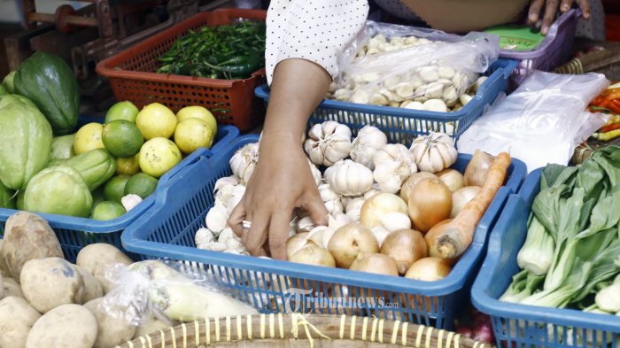 HARGA PANGAN MAHAL - Pedagang merapikan dagangan bawang putih di Pasar Kebayoran Lama, Jakarta Selatan. Berdasarkan data SP2KP Kementerian Perdagangan, rata-rata harga bawang putih honan secara nasional selama sepekan ke belakang mengalami kenaikan.