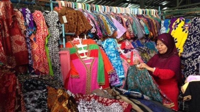 Pedagang di Pasar Klewer Sementara menawarkan aneka produk batik di kios pasar.
