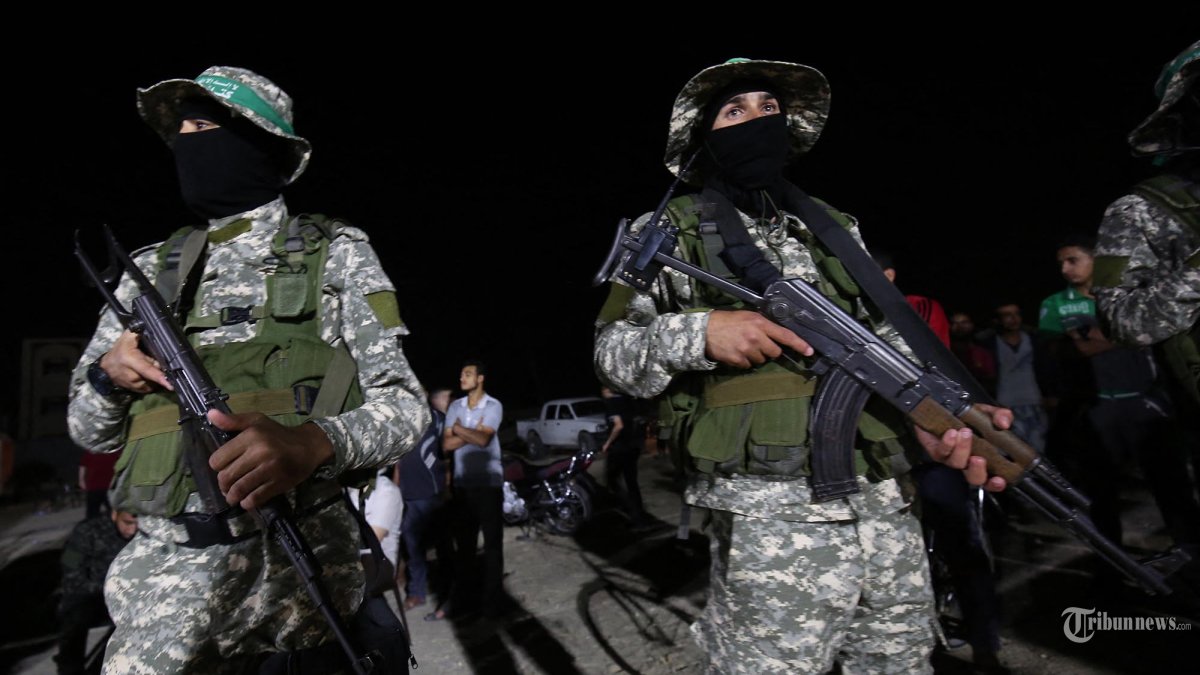 Pejuang dari Brigade Ezzedine al-Qassam, sayap bersenjata gerakan Hamas Palestina, menghadiri upacara peringatan pemimpin brigade Ibrahim Abu Al-Naja di Rafah di Jalur Gaza selatan pada 10 Juni 2017, setelah dia tewas dalam 