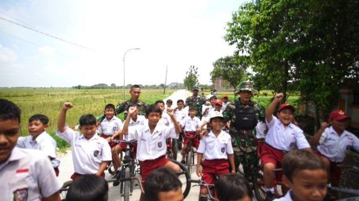PELAJAR BERANGKAT SEKOLAH - Siswa Sekolah SDN 1 Bandungrejo Rasakan Manfaat Jalan Yang Dibangun TMMD Kodim 0716/Demak.