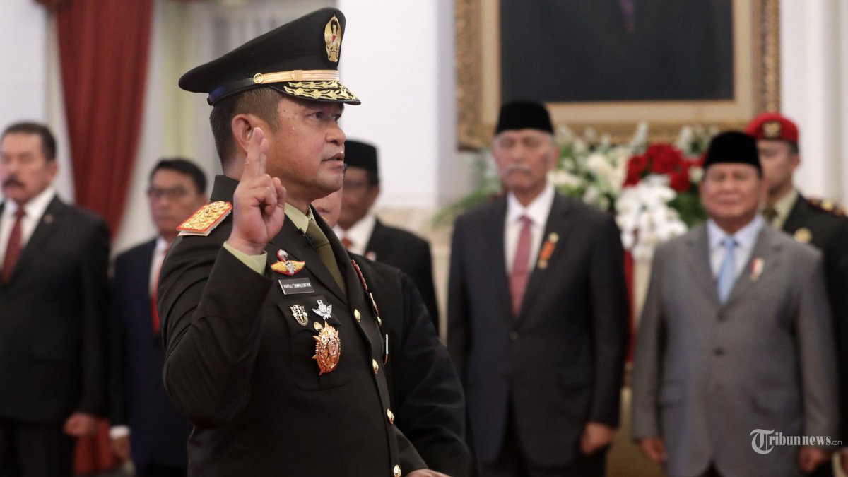 Kepala Staf Angkatan Darat (KSAD) Jenderal TNI Maruli Simanjuntak diambil sumpahnya saat  pelantikan di Istana Negara, Jakarta, Rabu (29/11/2023). Jenderal TNI Maruli Simanjuntak resmi menjabat Kepala Staf Angkatan Darat (KSAD) menggantikan Jenderal TNI Agus Subiyanto yang diangkat menjadi Panglima TNI. TRIBUNNEWS/IRWAN RISMAWAN