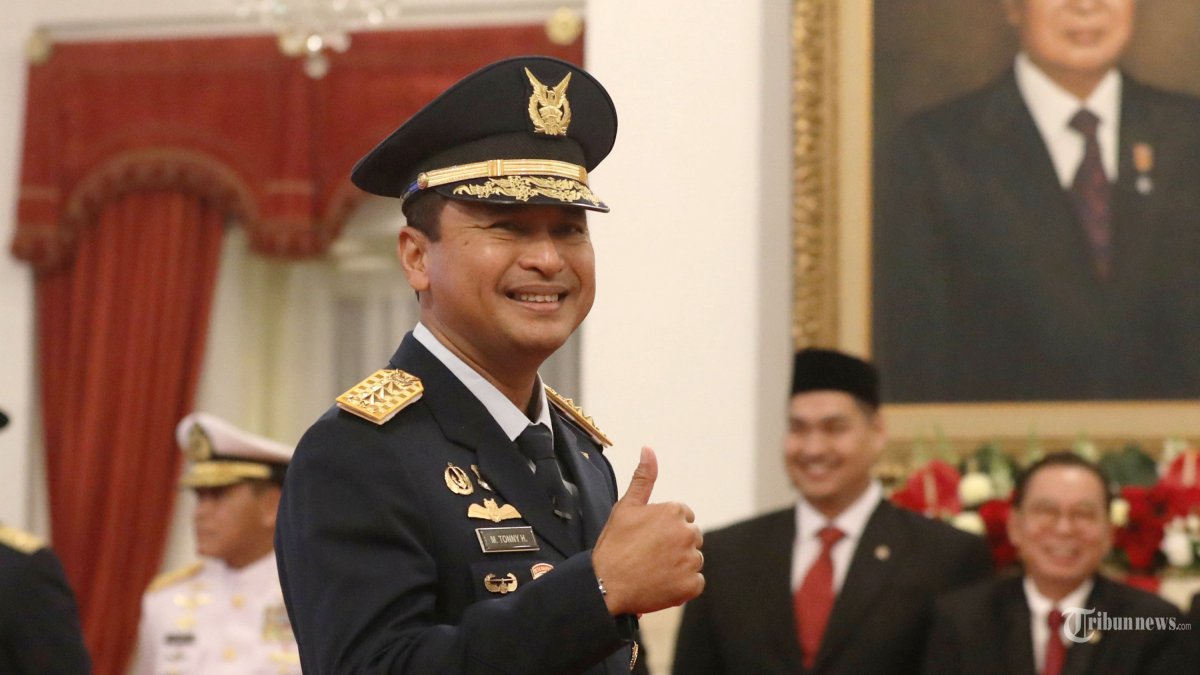 KSAU M TONNY HARJONO - Marsekal Madya TNI Mohamad Tonny Harjono sebel menjalani prosesi pelantikan menjadi Kepala Staf TNI Angkatan Udara (KSAU) di Istana Negara, Jakarta, Jumat (5/4/2023).