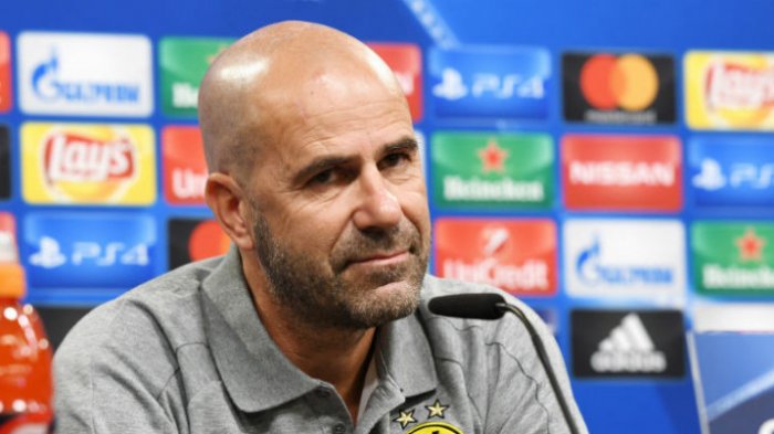 Pelatih Borussia Dortmund, Peter Bosz, hadir dalam konferensi pers di Stadion BVB Dortmund, Jerman, 25 September 2017 waktu setempat. PATRIK STOLLARZ/AFP/BOLASPORT.COM