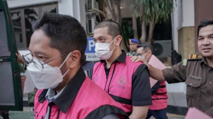 KORUPSI MINYAK MENTAH: Kejaksaan Agung melimpahkan Tersangka dan barang bukti kasus korupsi tata kelola minyak mentah di PT Pertamina kepada Penuntut Umum pada Kejaksaan Negeri Jakarta Pusat, Senin (23/6/2025). Usai dilimpahkan tersangka Riva Siahaan Cs pun bakal segera disidang. (Dok Kejagung)