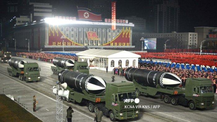 Gambar ini diambil pada 14 Januari 2021 dan dirilis dari Kantor Berita Pusat Korea (KCNA) resmi Korea Utara pada 15 Januari menunjukkan peluru kendali balistik berbasis kapal selam selama parade militer merayakan Kongres ke-8 Partai Pekerja Korea ( WPK) di Pyongyang.