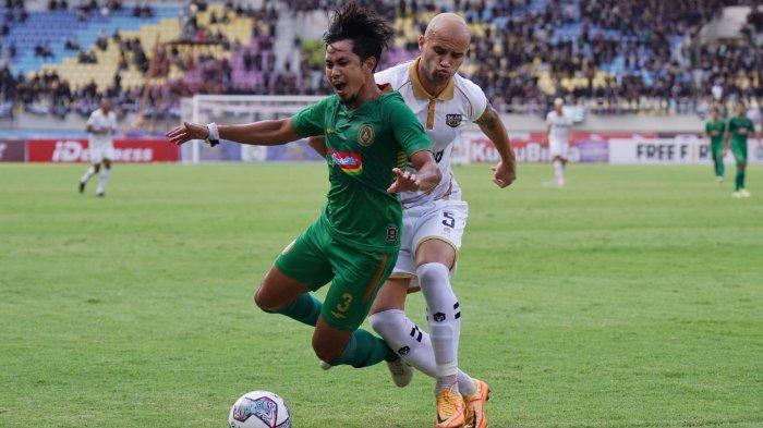 Pemain Dewa United, Risto Mitrevski (belakang) merebut bola dari pemain PSS Sleman, Bagus Nirwanto dalam lanjutan penyisihan grup A Piala Presiden 2022 di Stadion Manahan, Solo, Senin (27/6/2022) sore.
