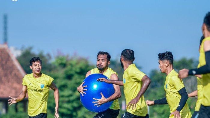 Pemain Persela Lamongan tampak riang dalam latihan bersama