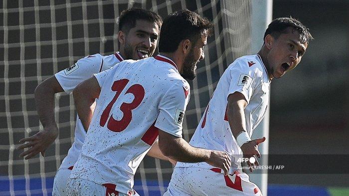 Pemain Tajikistan, Umarboev Parvizjon (kanan) melakukan selebrasi setelah mencetak gol ke gawang Pakistan pada pertandingan sepak bola kualifikasi Piala Dunia FIFA 2026 di stadion Jinnah Sports, 21 November 2023.