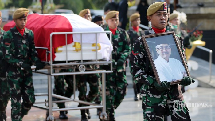 Sejumlah prajurit TNI mengantar jenazah Wakil Menteri PUPR periode 2010-2014 yang juga ayahanda Wakil Gubernur Jawa Timur, Emil Dardak, Hermanto Dardak untuk dimakamkan di Taman Makam Pahlawan Nasional Utama Kalibata, Jakarta, Minggu (21/8/2022). Hermanto Dardak meninggal akibat kecelakaan mobil di Tol Pemalang, Jawa Tengah, pada Sabtu (20/8/2022) pukul 03.25 WIB. TRIBUNNEWS/IRWAN RISMAWAN