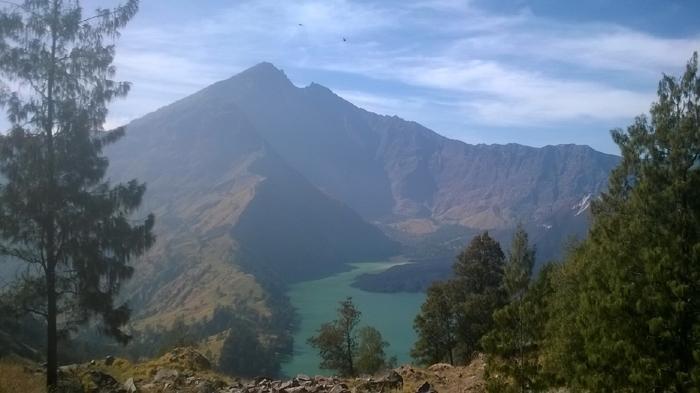 Pemandangan puncak Gunung Rinjani di pos terakhir menuju puncak. Pada masa 17 Agustus banyak para pendaki datang ke puncak Rinjani, Lombok, untuk memperingati HUT Kemerdekaan RI.