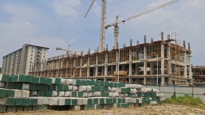 PROYEK MEIKARTA - Suasana di salah satu proyek pembangunan tower hunian di salah satu district di Meikarta, Cikarang, Jawa Barat, pada Jumat (25/4/2025).