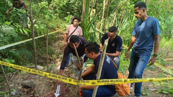 PEMBUNUHAN IBU ANAK - Polres TTS saat melakukan Olah TKP kasus pembunuhan ibu dan anak di RT/RW 005/003, Dusun B, Desa Snok, Kecamatan Amanatun Utara, Kabupaten Timor Tengah Selatan (TTS), Provinsi Nusa Tenggara Timur (NTT), Minggu, 23 Februari 2025