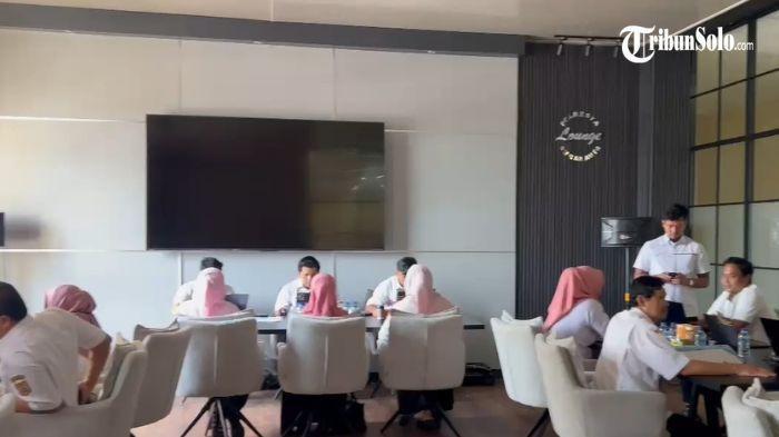 RUANG PEMERIKSAAN - Pemeriksaan terhadap Presiden Joko Widodo (Jokowi) oleh penyidik Polda Metro Jaya di Polresta Solo, Senin (22/7/2025), menarik perhatian bukan hanya karena sosok yang diperiksa, namun juga karena lokasi pemeriksaan yang dinilai tidak biasa. Pasalnya, Jokowi menjalani pemeriksaan bukan di ruang penyidikan seperti umumnya. Ia didampingi Yakup Hasibuan. (Istimewa)