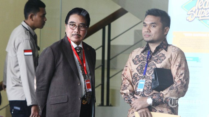 Pengacara Hotma Sitompul tiba di Gedung KPK untuk menjalani pemeriksaan di Jakarta, Rabu (8/11/2017). Hotma Sitompul diperiksa terkait pengembangan kasus dugaan korupsi KTP Elektronik. TRIBUNNEWS/HERUDIN