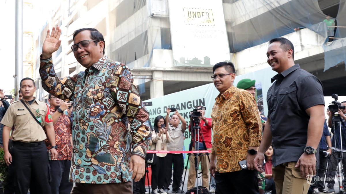 Bakal calon wakil presiden Mahfud MD menyapa wartawan sebelum menjalani pemeriksaan kesehatan di RSPAD Gatot Soebroto, Jakarta, Minggu (22/10/2023). Pemeriksaan kesehatan tersebut sebagai syarat pendaftaran dalam Pilpres 2024.?TRIBUNNEWS/IRWAN RISMAWAN
