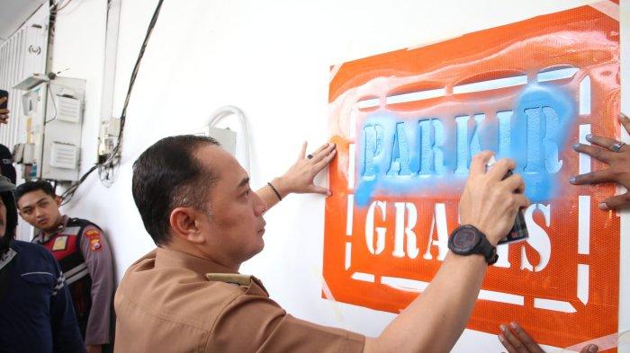 PENERTIBAN IZIN PARKIR - Wali Kota Surabaya, Eri Cahyadi, saat memimpin operasi penertiban pada 3 dan 10 Juni 2025 di sejumlah kawasan strategis Kota Pahlawan. Ia menjelaskan bahwa pada Pasal 14 Perda Nomor 3 Tahun 2018, ditegaskan bahwa penyelenggara tempat parkir di luar ruang milik jalan wajib menyediakan lahan parkir sesuai dengan standar teknis yang ditentukan.
