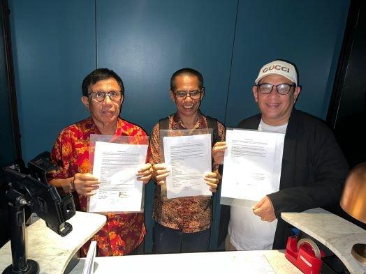 KESEPAKATAN JAKARTA - Ketua Umum PWI hasil Kongres Bandung, Hendry Ch Bangun (kiri) dan Ketua Umum PWI hasil KLB Zulmansyah Sekedang (kanan) serta anggota Dewan Pers Dahlan Dahi berfoto bersama sesuai penandatanganan Kesepakatan Jakarta, Jumat (16/5/2025) tengah malam, di Jakarta. Melalui Kesepakatan Jakarta, kedua pihak sepakat mengakhiri konflik melalui Kongres Persatuan.