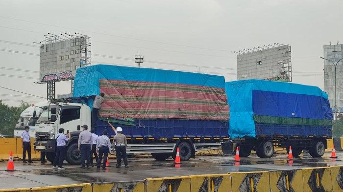 Penertiban truk overload overdimensi (ODOL) oleh Jasamarga Metropolitan Tollroad bersama Patroli Jalan Raya (PJR), Dinas Perhubungan dan Badan Pengelola Transportasi Jabodetabek (BPTJ) di ruas Tol Jakarta-Tangerang (Janger) 6 – 8 Mei 2025. Penertiban muatan menggunakan Weigth In Motion (WIM) Karang Tengah KM 09+600 Ruas Tol Janger arah Jakarta.