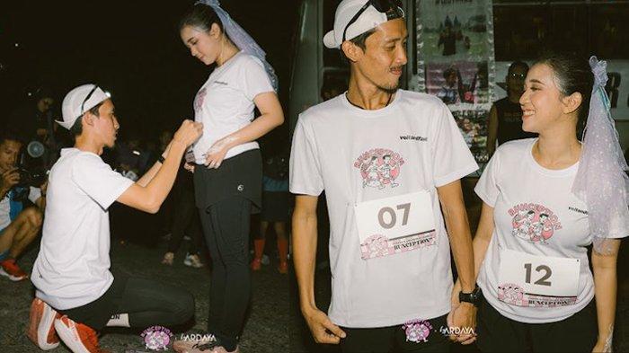 PENGANTIN LARI - Ide tak biasa yang dipilih pasangan pengantin asal Banjarmasin Kalimantan Selatan. Ada 'pengantin lari' , ini sosoknya.