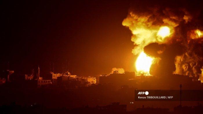 Gambar yang diambil dari perbatasan Israel dengan Gaza pada 9 November 2023 ini menunjukkan bola api meletus di Jalur Gaza selama pemboman Israel, di tengah pertempuran yang sedang berlangsung antara Israel dan gerakan Hamas Palestina.
