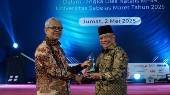 INSAN BERPRESTASI UNS - Rektor UNS Prof. Dr Hartono dr, M.Si menyerahkan penghargaan kepada AM Putut Prabantoro sebagai Pencipta Lagu Wisuda “Terimakasih UNSKu”, di Gedung Auditorium UNS GPH Haryo Mataram, di Surakarta, Jumat (02/05/2025).