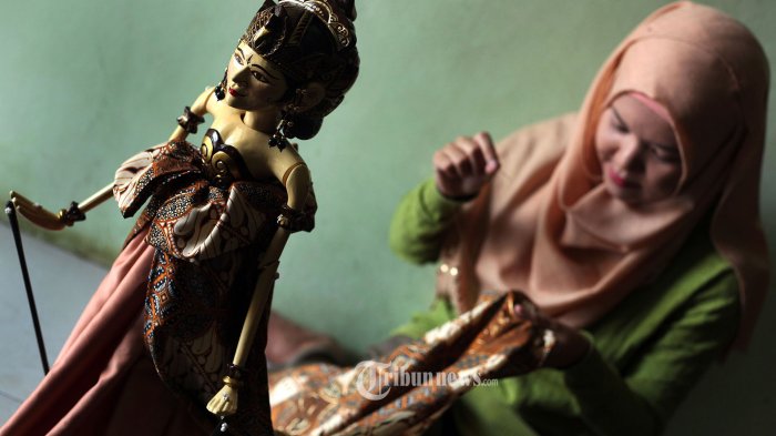 Pengrajin wayang di Melcyana Art - Suvenir Desa Ciptasari, Kecamatan Pamulihan, Kabupaten Sumedang, Jawa Barat melakukan proses pembuatan hingga pemotretan di studio wayang mereka, Jumat (19/03/2021).