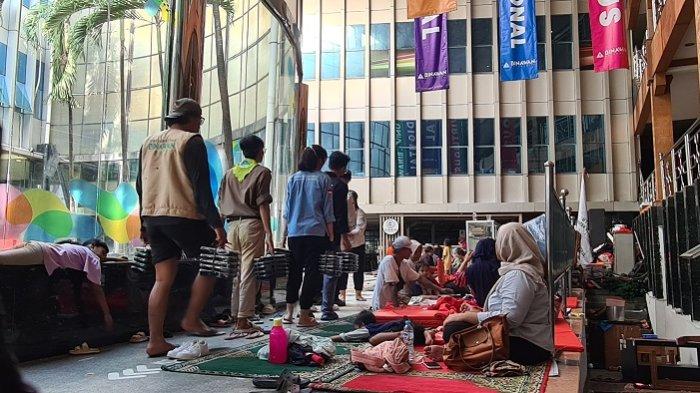MENGUNGSI DI KAMPUS - Dua titik pengungsian banjir di Kelurahan Cawang, Jakarta Timur dipadati warga yang terdampak banjir. Lokasi pengungsian tersebut berada di Musala Al Ishlah dan Universitas Binawan. 

Berdasarkan pantauan Tribunnews.com pada Rabu(5/3/2025) pukul 14.59 WIB aktivitas warga di pengungsian terlihat cukup beragam. Beberapa warga tampak mandi ada pula yang beristirahat sementara sebagian lainnya sibuk menerima dan membagikan bantuan sembako.