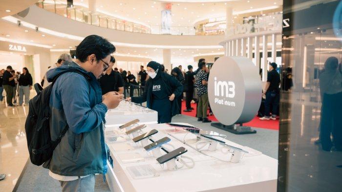 pengunjung menghadiri momen peluncuran bundling IM3 dan iPhone 16