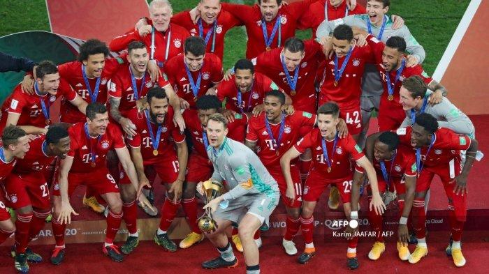 Penjaga gawang Bayern Munich asal Jerman Manuel Neuer (tengah) mengangkat trofi saat merayakan kemenangan mereka dalam pertandingan final Piala Dunia Antarklub FIFA antara Bayern Munich vs UANL Tigres Meksiko di Education City Stadium di kota Ar-Rayyan di Qatar pada 11 Februari. , 2021.
Karim JAAFAR / AFP