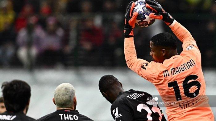 Penjaga gawang Prancis AC Milan Mike Maignan merebut bola selama pertandingan sepak bola leg pertama perempat final Liga Champions UEFA antara AC Milan dan SSC Napoli pada 12 April 2023 di stadion San Siro di Milan.