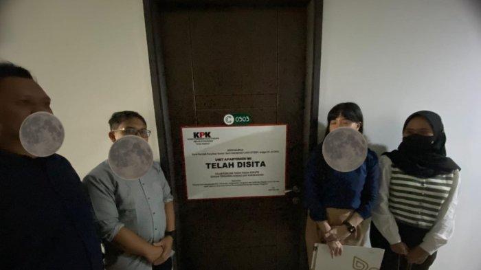 KORUPSI DANA HIBAH - Petugas KPK memasang plang penyitaan terhadap aset rumah, tanah, dan apartemen di Pasuruan, Malang dan Mojokerto, Jawa Timur, Rabu (25/6/2025). Aset-aset tersebut diduga diperoleh dari hasil korupsi dana hibah APBD Pemprov Jawa Timur 2019-2022.