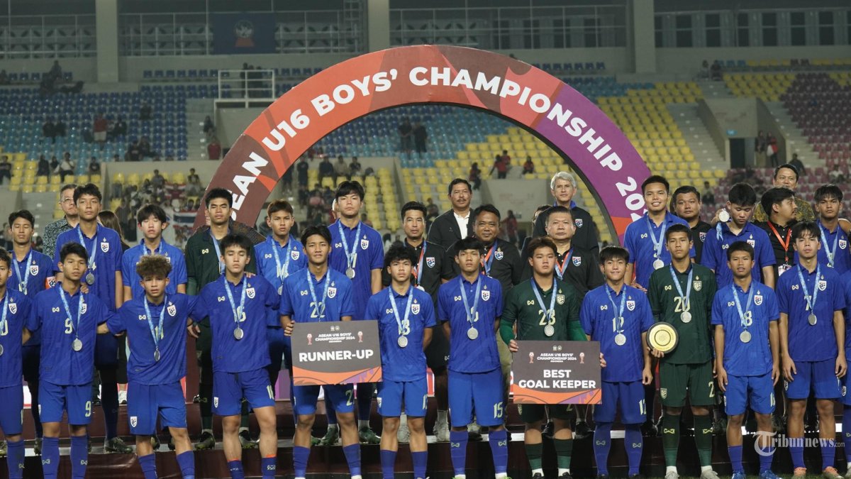 Pesepak bola Thailand menerima penghargaan pada ajang ASEAN U16 (Piala AFF) Boys Championship 2024 di Stadion Manahan, Solo, Rabu (3/7/2024) sore. Thailand finis sebagi runner-up karena kalah adu penalti atas Australia dengan skor 1(8)-1(7).  TRIBUNNEWS/Muhammad Nursina