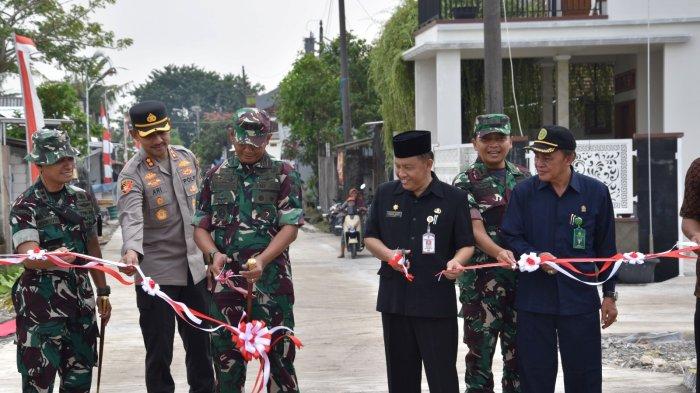 PERESMIAN JALAN - Danrem 073/Makutarama Kol Inf Ari Prasetya, S.E, M.Han usai upacara penutupan TMMD 123 Kodim 0716/Demak memotong pita dilokasi betonisasi