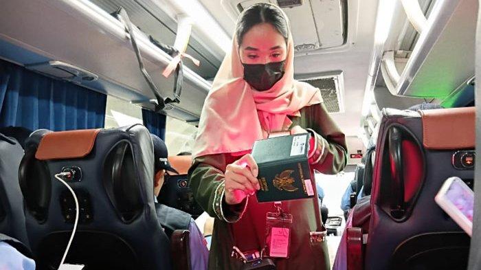 PEMERIKSAAN VISA HAJI - Petugas memeriksa kepemilikan visa haji jemaah dalam bus yang hendak memasuki Kota Makkah, Minggu (11/5/2025) sore. Pemeriksaan sangat ketat, mulai dari batas kota Makkah hingga ke Masjidil Haram, Makkah, Visa haji merupakan dokumen paling utama untuk bisa memasuki Masjidil Haram dan beribadah haji.