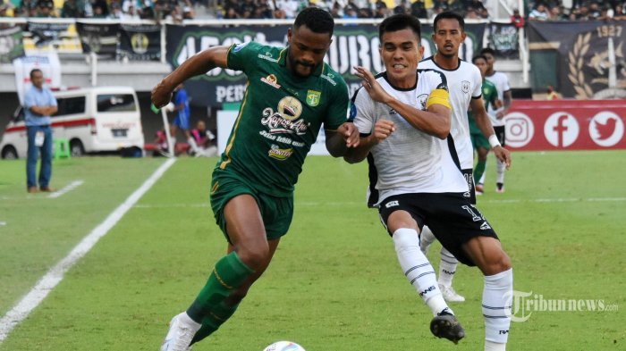 SKOR IMBANG - Pemain Persebaya Surabaya P Victor (kiri)) berebut bola dengan pemain Rans Nusantara FC Paulo (kanan) pada pertandingan yang berlangsung di Stadion Gelora Bung Tomo Surabaya, Minggu (23/7/2023). Pada laga pekan keempat Liga 1 2023/2024 ini Persebaya Surabaya ditahan imbang Rans Nusantara FC dengan skor akhir 2-2. (SURYA/HABIBUR ROHMAN)