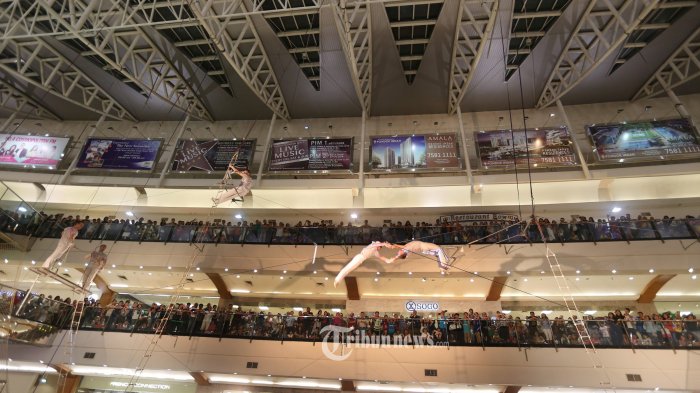Para pemain Flying Trapeze Nikolaevs asal Rusia berayun di tengah pusat pertokoan Pondok Indah Mall II, Jakarta Selatan, Sabtu (11/6/2016) malam. Pertunjukan ini ditampilkan hingga 26 Juni 2016 dengan jadwal tampil pada Senin-Kamis pukul 19.00 dan Jumat-Minggu pukul 16.00 dan 19.00.   (Warta Kota/alex suban)